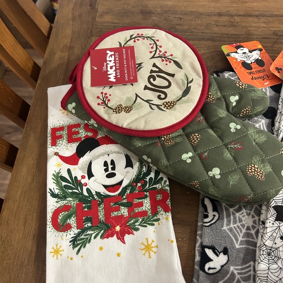 Set of Disney Festive Mickey Mouse Kitchen Towels - Picture 4 of 4